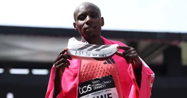 Кениец первым в истории пробежал марафон менее чем за два часа