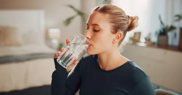 Врачи: Правило «8 стаканов воды в день» не является универсальным