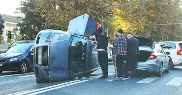 Accident în apropierea clădirii Președinției: Un automobil s-a răsturnat pe o parte