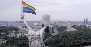 В Киеве на монумент «Родина-мать» повесили флаг ЛГБТ.