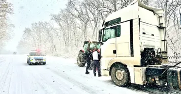 Circulația camioanelor și a autobuzelor, sistată la mai multe puncte de trecere a frontierei cu Ucraina