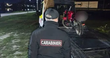 Tânăr fără permis, oprit de carabinieri în timp ce conducea o motocicletă