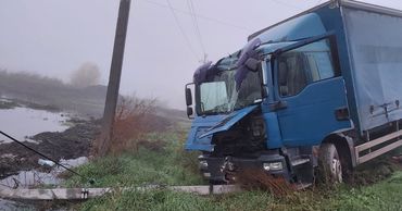 В Хынчештах водитель фуры врезался в ЛЭП: сотни людей остались без света.