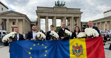 Усатый: "С Днем Европы. С праздником, Европа"