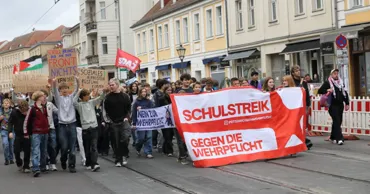 Germania: Tinerii protestează împotriva revenirii serviciului militar obligatoriu