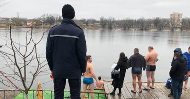 Более 100 спасателей обеспечивали безопасность во время крещенских купаний.