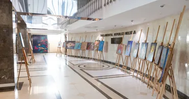 Peste 20 de lucrări despre era digitală, expuse în Parlamentul Republicii Moldova