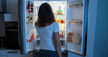 Диетолог назвал подходящие для перекуса перед сном продукты.