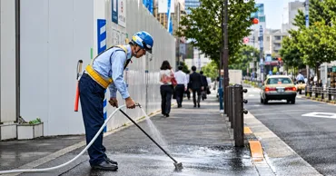 Cât de curate sunt străzile în Japonia: Un tânăr a mers 10 minute doar în șosete albe