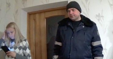 В столице бизнесмен вынуждает жильцов продать квартиры, включая похоронную музыку.