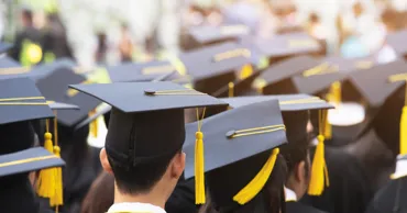 Peste 20.000 de tineri au absolvit studii universitare sau profesionale în 2025