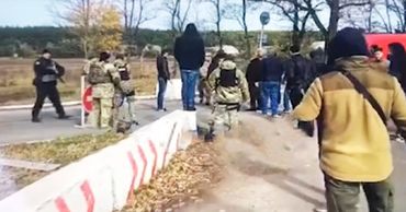 Драка националистов в Донбассе попала на видео.