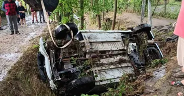 В Яловенском районе автомобиль унесло в канаву из-за наводнения, вызванного ливнями