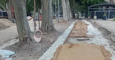 Continuă lucrările de reabilitare a străzii 31 August: Se consolidează caldarâmul
