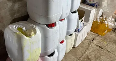 Detergent și parfumuri contrafăcute de 100.000 de lei: Poliția a descoperit un atelier clandestin în Capitală