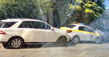 В Кишиневе машина полиции, сдавая назад, врезалась в Mercedes и уехала