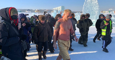 В Якутске экстремал вморозил себя в ледяное сердце ради любимой.