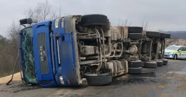 В Унгенах перевернулся грузовик с 27 тоннами пшеницы: водитель госпитализирован