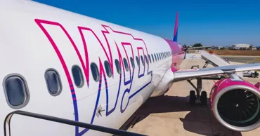 Рейс Wizz Air остановили перед самым взлетом: стюардесса заметила трещину