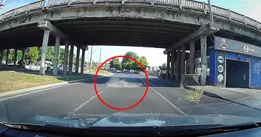 Momentul în care o bucată de beton dintr-un pod din Capitală se desprinde și cade pe carosabil