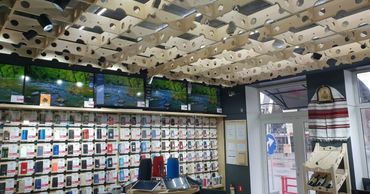 Воры вынесли мобильные телефоны, причинив значительный ущерб владельцу.