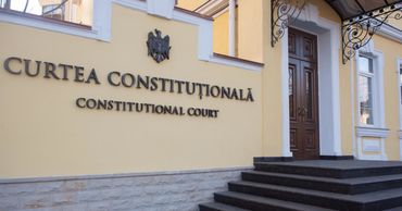 Судьи обратились в Конституционный суд, а дело чиновника пока приостановили