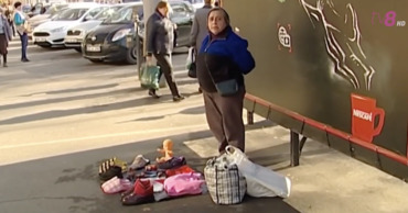 В столице пенсионеры продают последние ценные вещи, чтобы выжить.