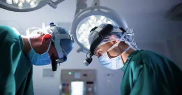 Un cip, implantat pentru prima dată în creierul unui pacient din China pentru restabilirea funcțiilor mâinii