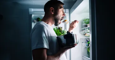 Диетолог назвала способ борьбы с вечерним перееданием