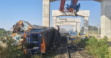 O macara de construcții s-a prăbușit peste un tren în Thailanda: 20 de persoane au murit