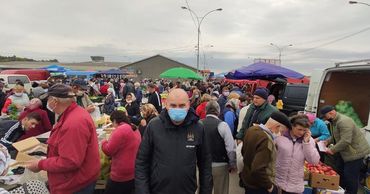 Несмотря на риск инфицирования COVID-19 на рынок в Хынчештах пришли сотни людей.