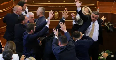 Депутат от оппозиции забросала премьер-министра яйцами в парламенте Косова