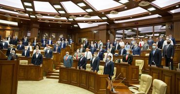 Депутаты парламента почтили минутой молчания память медицинских работников.