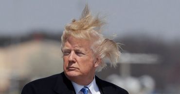 Трамп пожаловался на фейковое фото своей прически.