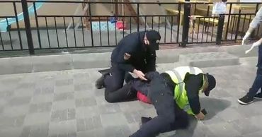 В Одессе нарушителю карантина досталось от полицейских.