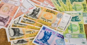 O femeie le-a dat escrocilor 2,4 milioane de lei. Un tânăr, trimis în judecată