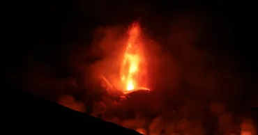 Etna a erupt din nou: Mai multe zboruri, deviate pe aeroportul din Catania