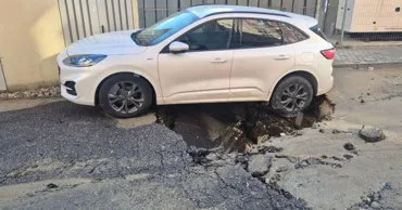 На Ботанике под автомобилем провалился асфальт