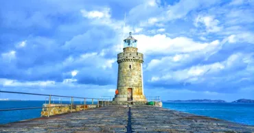 Insula spectaculoasă unde te poți plimba prin casa lui Hugo și înota în Atlantic