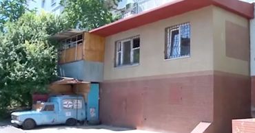 На Чеканах над автомобилем «вырос» балкон.