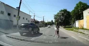 Un șofer care nu a oferit prioritate unei femei cu un copil pe o trecere, sancționat