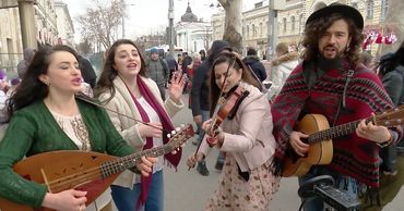 Парфени спел в центре города с трио Vatra Neamului.