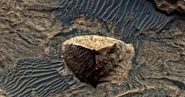 Больше, чем в Египте: на снимках Марса обнаружили гигантскую трехгранную пирамиду