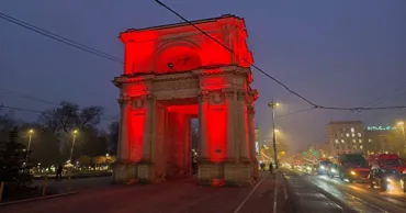 Arcul de Triumf din Chișinău, iluminat în roșu cu ocazia Anului Nou Chinezesc