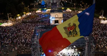 Ziua Independenței, între fastul din orașe și liniștea satelor