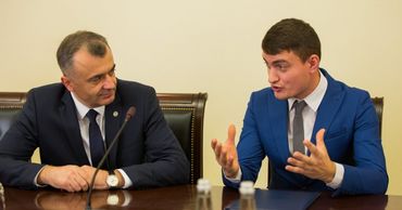 Премьер принял группу волонтёров из села Вэсиены.