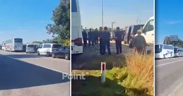 Пассажиры, застрявшие на Паланке, с утра ждут без воды и еды