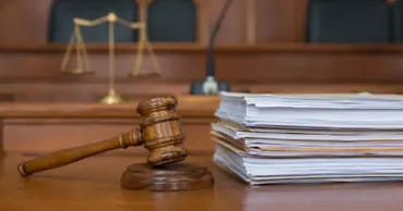 Un tânăr, condamnat după ce a răpit un Mercedes și a avariat două mașini ale Poliției