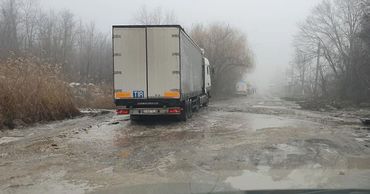 Водители жалуются на состояние дороги на столичной улице Индустриальная.