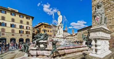 Во Флоренции туристку оштрафуют на €5 тысяч за попытку потрогать статую Нептуна